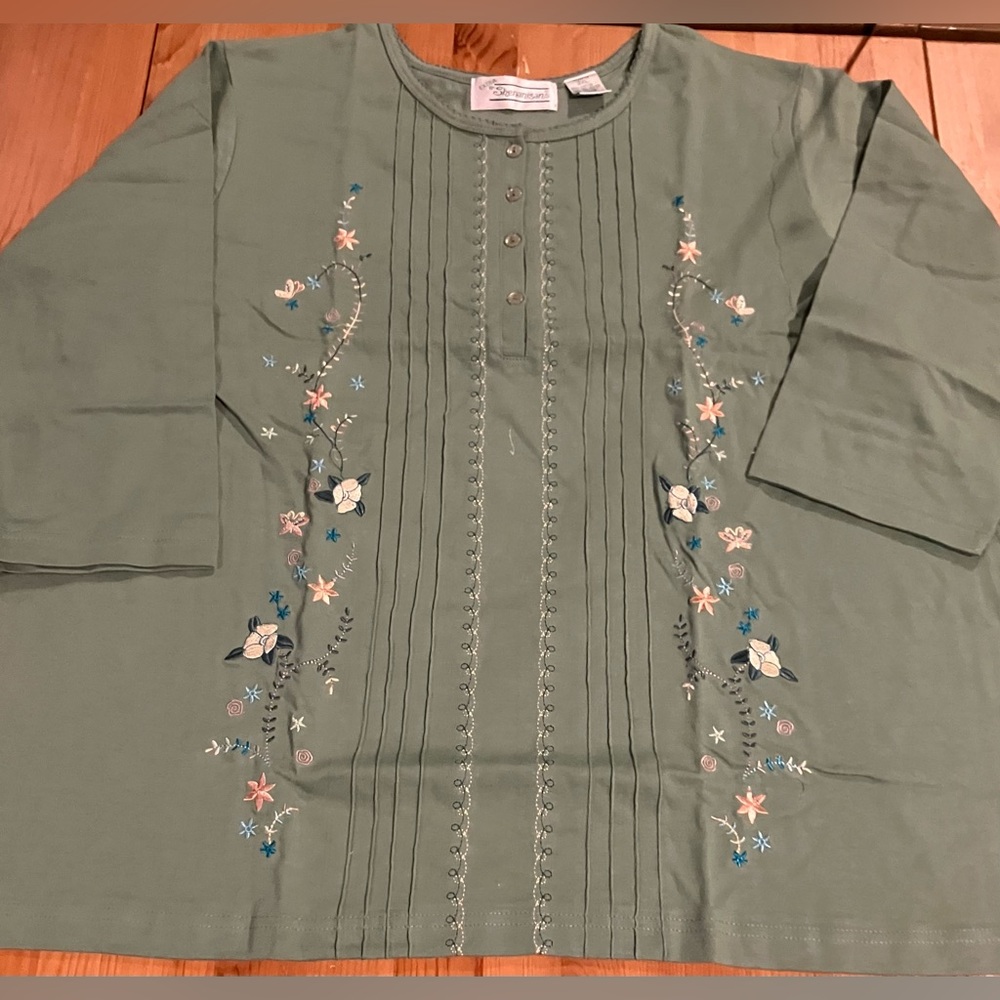 NWT Extra Shenanigans Women’s 2X Embroidered 3/4 Sleeve Sage Green Top